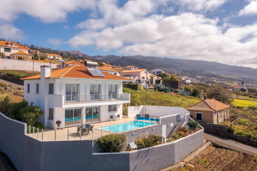 Beachfront luxury villa in Machico